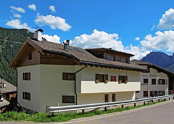 Apartment in San Giovanni di Fassa -  Muncion. A 5 minute drive from Pera is the town of Muncion, quiet and sunny from where wonderful walks Gardeccia and where you can admire the rosengarden. This small country enjoys some advantages, such as the distance from the chaotic traffic of the former SS 48, the location, with exposure to the sun for several hours of the day even in winter, and the wonderful panorama that is offered to those facing the 