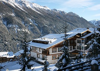 A Paolo Apartments - A. Paolo Apartments:
- a Vigo di Fassa, paese centrale della Val di Fassa,
- Ski Area Catinaccio, zona sciistica ideale  per i bambini, con Kinderpark = parco giochi sulla neve, 
- a pochi passi dalla fermata dello Skibus per le arre sciistiche della Valle
-In Estate ideale per famiglie e sportivi: passeggiate, escursioni, escursioni in quota, ferrate, scalate, tour in mountain bike e bicicletta su strada e il ricco ventaglio di sport che  la Val di Fassa offre. Ricordiamo la  trekking area Catinaccio - Rosengarten davvero unica.