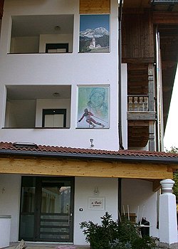 A Paolo Apartments - Bei der Bestaetigung, wir bitten um einer Anzahlung von 40%, per Bank.
Unere Bankverbindung:
 Raiffeisen Welschnofen Agenzia Vigo di Fassa, Lorenz Giorgio
IBAN: it 33 i 08161 35780 000305251320 SWIFT-BIC: rzsbit21053