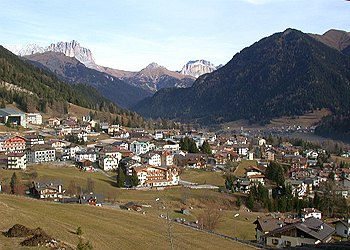 Appartamento a San Giovanni di Fassa - Vigo. I verdi prati ricchi di fiori, i boschi di abeti, larici e pini, le cime che accarezzano il cielo è il panorama che circonda il residence A,Paolo Apartments. Ogni giorno un panorama sempre uguale ma sempre diverso.