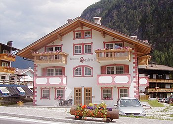 Residence a Campitello di Fassa. Il nostro Residence di nuova costruzione si trova a pochi passi dal centro di Campitello.
Distiamo circa 550mt dalla funivia del Col Rodella, partenza del famoso giro