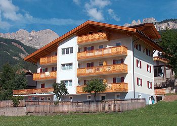 Appartamento a San Giovanni di Fassa - Vigo. La nostra casa,di nuova costruzione,ben curata e accogliente si trova in una posizione molto tranquilla e soleggiata,lontana dal traffico e con splendida vista dal gruppo del Latemar al gruppo del Sella.E'situata al centro del paese e questo permette all'ospite di raggiungere in breve tempo qualsiasi meta,dai negozi per gli acquisti agli stupendi sentieri escursionistici nell'area del Catinaccio raggiungibili con la funivia o a piedi.Il posto è ideale per le famiglie con i bambini,perchè oltre al giardino privato a due passi c'è il parco giochi pubblico.Inoltre la casa offre un'allegra stanza per divertirsi con i giochi di società.