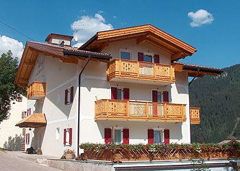Appartamento a San Giovanni di Fassa - Vigo. Riposarsi,rilassarsi in un ambiente idilliaco e tranquillo,dimenticare il solito tran tran della vita quotidiana,e sognare...Per la nostra famiglia è un grandissimo regalo abitare in questo paese e in mezzo ad una natura bellissima.Condividete con noi questo privilegio per il periodo delle vostre vacanze e approfittate di ogni respiro! Innumerevoli possibilità di camminate lungo i sentieri in quota per raggiungere i numerosi rifugi o le piste ciclabili del fondo valle che permettono di visitare gli altri paesi della valle da Moena a Canazei,ammirando un paesaggio di estrema bellezza.