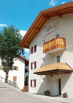 Ciasa Alpe - Nella stagione invernale potete raggiungere in soli 5 minuti a piedi la SKI AREA CATINACCIO che offre vari impianti di risalita e piste da sci per tutti i livelli.Uno dei segni particolari di questa zona è la sua posizione geografica favorevole alle famiglie,che si sentono subito a proprio agio.In alta quota potete gustare i piatti tipici ladini nel caloroso ristorante Baita Checco,che prepara anche menù per i bambini.Con lo skibus gratuito potete raggiungere in 5 minuti la zona sciistica Buffaure-Ciampac e in altri 10 la partenza del famoso Sella Ronda.Per il noleggio di sci e scarponi la Ciasa Alpe è convezionata con un noleggio sci e dispone di uno skiroom riscaldato.