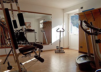 Appartamento a San Giovanni di Fassa - Vigo. La salute è al primo posto nella vita.Ne siamo pienamente convinti.La nostra palestra Vi offre la possibilità di tonificare e di preparare il vostro fisico per la camminata o la sciata del giorno dopo.
Nella stagione invernale Vi potrete scrollare di dosso ogni pensiero e ogni fatica,nella nostra nuova zona relax con sauna e bagno turco,facendo il pieno di energia.