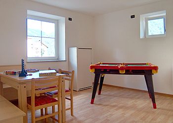 Appartamento a San Giovanni di Fassa - Vigo. Un'allegra sala per divertirsi in compagnia con giochi da tavolo,calcetto e biliardino o per festeggiare con gli amici di Ciasa Alpe.