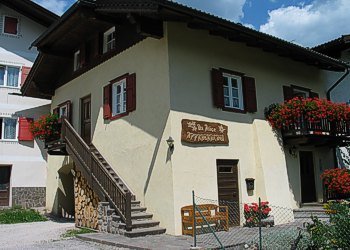 Apartment in Soraga di Fassa. A family house of 3 flats with garden, located in
a quite and sunny position, it's only 300 m. far away from center, 2 steps from ski-bus stop and 200 m. from children playground and sportive area.
Wi-fi

Here's the entrance to flat Type 2 and 3.