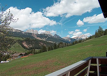 Appartamento a Soraga di Fassa. Vista dal terrazzo di casa. In fondo si può vedere il Sassolungo con accanto il Sassopiatto.