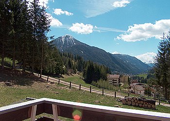 Melester - Un''ulteriore vista dal terrazzo di casa verso Moena. La cima che si vede è denominata 
