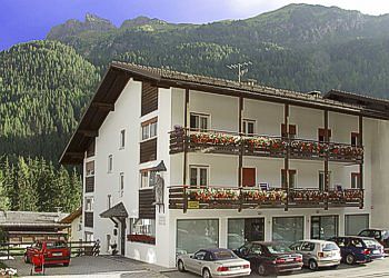 Appartamenti Kristiania - Canazei - Appartamenti situati nel centro di Canazei, nelle vicinanze di tutti i servizi (negozi, ristoranti, pizzerie, ecc.) e a 600 mt. dagli impianti di risalita.

Per ulteriori informazioni contattare telefonicamente i proprietari ai numeri indicati.