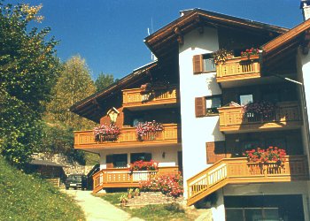 Appartamento a Moena. Villa privata in posizione particolarmente soleggiata e tranquilla. E' al termine di una strada secondaria senza uscita, vicinissima al bosco. Si prega i gentili clienti di chiamare per informazioni o prenotazioni orari pasti.