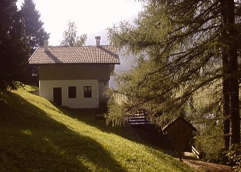 Appartamento a Moena. Villetta unifamiliare di ben 160 mq posta in una delle zone più panoramiche del paese. Immersa nella natura offre alla vista lo spettacolare scenario di Moena, di parte della Val di Fassa e della catena del Catinaccio.