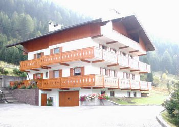 Appartamento a Moena. La villa, di recente costruzione, è immersa nel verde della natura, gode di tranquillità e quiete, con vista sul Catinaccio e dintorni, a due passi dal parco giochi per bambini. In cinque minuti si è in centro a piedi.
E' situata nelle vicinanze della strada che porta agli impianti di risalita dell'Alpe di Lusia (3 km) e al Passo San Pellegrino (12 km).