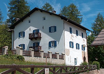 Appartamento a Vigo di Fassa. L’antica casa del 500, i cui disegni storici a pian terreno ricordano le avventure di “Silvestro Soldà” nelle guerre contro i Turchi, è adagiata su 3000 mq di prato presso la Pieve di S. Giovanni, in zona tranquilla e solatia. Sono disponibili due appartamenti da 147 mq ciascuno, completamente ristrutturati l’anno scorso, con 4 camere da letto, doppi servizi, ampia cucina, lavatrice, lavastoviglie, frigo, freezer e tv, per un totale di 10/12 posti letto.
L’inverno curiamo soprattutto le affittanze stagionali (apertura – chiusura skipass) e i nostri clienti favoriscono di un trattamento speciale presso il nuovo noleggio
“ SPORT EDY RENT AND GO ” : www.sportedy.com
situato nella stazione a valle della funivia “Catinaccio.”