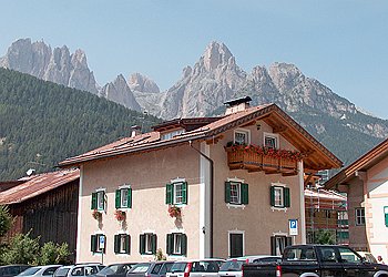 Appartamento a San Giovanni di Fassa - Pozza. La casa è ubicata nel centro storico del paese con vista panoramica sul Gruppo Monzoni , Cima
Undici e Cima Dodici.
E’ esposta al sole durante tutto l’arco della giornata e vicinissima ai negozi e a tutti i servizi.
Di fronte all’abitazione c’è una piazzetta dove si può parcheggiare la macchina.
A 50 m. si trova la pista” Alloch” con lo Ski-Stadium illuminato in notturna.
A piedi si può raggiungere in 5 minuti l’area sciistica Buffaure-Ciampac.
La famiglia Deflorian che gestisce personalmente l’appartamento, Vi augura una buona vacanza.

