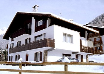 Appartamento a Moena. Situata in zona tranquilla con vista sul Catinaccio e Gruppo del Sella, munita di ampio parcheggio e verde prato, ideale per gruppi famigliari numerosi. Infatti ogni appartamento comprende 4 camere, 2 bagni, 1 soggiorno ed 1 cucina abitabile, il tutto ben curato.
In 5 minuti si raggiunge il centro a piedi, e gli impianti di risalita distano solo 3 km.