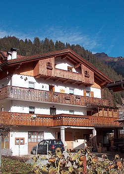 Giulio Valentini - Mazzin di Fassa - House Valentini, is located in sunny and quite position, far from the trafic, an ideal position for a relaxing holiday.
It is suited between the Campitello and Pozza ski-areas, reacheble by car in 5 minutes. The free-skibus station is at only 250m from the house.