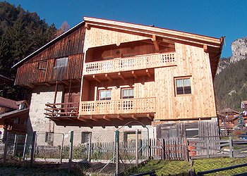 Apartment in Mazzin di Fassa. THE HOUSE IS LOCATED IN A SUNNY AND PEACEFULL POSITION, THE IDEAL SOLUTION IF YOU'RE SEEKING A RELAXING HOLIDAY. 
THE APARTMENT IS EVEN A PERFECT STARTING-POINT FOR YOUR SKITOURS: THE LIFTS OF CAMPITELLO SO AS THE ONES FROM POZZA-BUFFAURE ARE ONLY 5 MINUTES DISTANCE; IF YOU PREFERE TO LEAVE YOUR CAR HOME, IT IS POSSIBLE TO REACH BY FOOT (250m) THE FREE SKI-BUS STATION.
JUST BENEATH THE HOUSE YOU CAN FIND ALL YOU NEAD, RESTAURANTS, FOOD-SHOPS ETC..