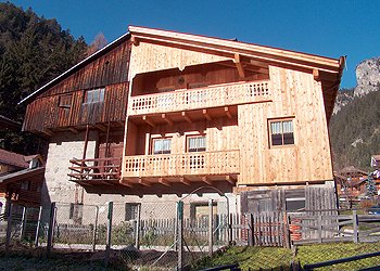 Casa Trottner - Mazzin di Fassa - THE HOUSE IS LOCATED IN A SUNNY AND PEACEFULL POSITION, THE IDEAL SOLUTION IF YOU''RE SEEKING A RELAXING HOLIDAY. 
THE APARTMENT IS EVEN A PERFECT STARTING-POINT FOR YOUR SKITOURS: THE LIFTS OF CAMPITELLO SO AS THE ONES FROM POZZA-BUFFAURE ARE ONLY 5 MINUTES DISTANCE; IF YOU PREFERE TO LEAVE YOUR CAR HOME, IT IS POSSIBLE TO REACH BY FOOT (250m) THE FREE SKI-BUS STATION.
JUST BENEATH THE HOUSE YOU CAN FIND ALL YOU NEAD, RESTAURANTS, FOOD-SHOPS ETC..