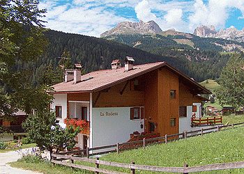 Appartamento a Soraga di Fassa. A 600 mt è situata la fermata dello Skibus, servizio gratuito di autobus con il quale si possono raggiungere tutti i paesi e gli impianti sciistici della nostra valle.