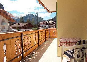 Appartamento a Canazei. POGGIOLO CON TERRAZZINO APPARTAMENTO TRILOCALE