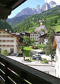 Casa Duron - Panoramablick vom großen Balkon auf der charmanten Ortskern und den Sassolungo
-
E-MAIL: giuseppe.decarli@yahoo.it
