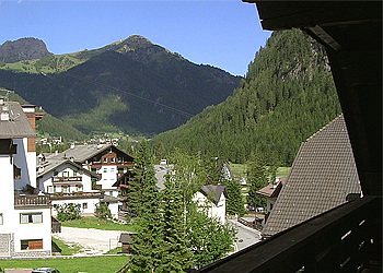 Appartamento a Campitello di Fassa. Vista dal secondo poggiolo verso Canazei e la vicina funivia Colrodella