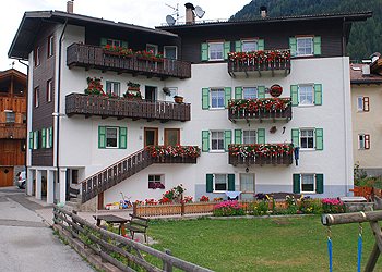 Simone Deluca - San Giovanni di Fassa - Pozza - L''appartamento, situato a piano terra con ingresso indipendente, è di recente costruzione, completamente arredato, dotato di televisione, lavatrice, parcheggio privato e ampio giardino.
Si trova nel centro turistico di Pozza e precisamente in località Meida, in una zona tranquilla e molto soleggiata, lontana dal traffico del centro del paese.
D''inverno la pista di sci Alloch (illuminata anche in notturna) e gli impianti a fune del collegamento Buffaure/Ciampac sono raggiungibili a piedi in pochi minuti; così come l''anello di fondo in località Ciancoal e per i più piccoli il campetto Fraine sullo skilift baby e il Parco Giochi sulla Neve. Per chi volesse scoprire altre piste da sci può usufruire del servizio skibus la cui fermata non dista più di 150 metri dall''appartamento.