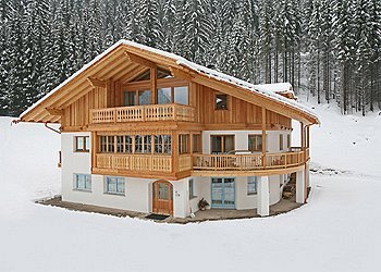 Appartamento a Canazei. sono due case di nuova costruzione, gli appartamenti sono arredati in stile alpino, sono molto confortevoli ed accoglienti, ogni appartamento è di 70 mq sono composti da due stanze da letto con relativi bagni, soggiorno e angolo cottura. Gli appartamenti distano 200 m dalla partenza degli impianti Belvedere
Invitiamo i nostri ospiti ad usare le ciabatte in casa.
E' VIETATO FUMARE NEGLI APPARTAMENTI
