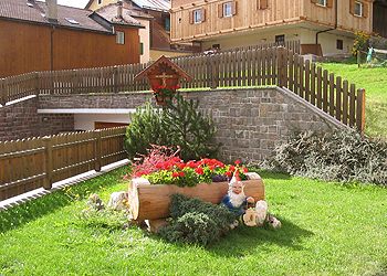 Appartamento a San Giovanni di Fassa - Vigo. La nostra casa è circondata da prati verdi con un parco privato per poter lasciare i vostri bambini mentre voi vi rilassate prendendo il sole sulla sdraio. 
