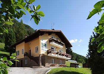 Appartamento a Moena. LA MANSARDA DI CASA IELLICI SI TROVA A POCHI MINUTI DAL CENTRO ,IN POSIZIONE TRANQUILLA E SILENZIOSA