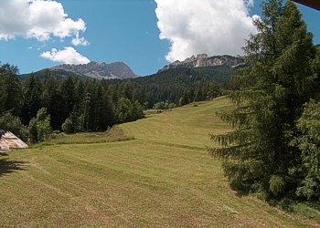 Appartamento a San Giovanni di Fassa - Vigo. Vista verso Roda di Vael, lato nord-ovest.
La vicinanza del bosco, con i suoi profumi frizzanti e i prati dietro casa, offrono relax, quiete, possibilità di escursioni naturalistiche e splendide viste sulle cime dolomitiche. Ottimo punto di partenza per delle passeggiate fra i boschi.
La famiglia Pollam-Costazza Vi augura Buona Vacanza.
