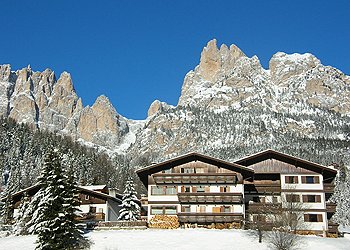 Residences in San Giovanni di Fassa - Pera. Residence “La Zondra” (that means rhododendron in ladino language) is located in Pera, in the heart of Val di Fassa, 5 km far from Moena and 6 from Canazei, in a quiet and sunny position. In the nearest you can find all the public services, the departures for famous excursions and the main ski areas of the valley.

Our residence is composed by 6 apartments subdivided in 3 types, they are all furnished, completely equipped with TV with satellitar reception
