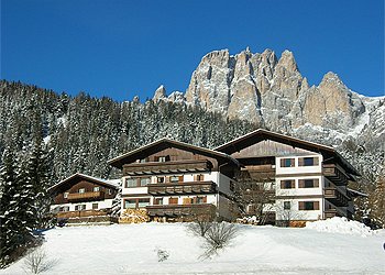 Residences in San Giovanni di Fassa - Pera. To contour we wish to inside emphasize the presence of our important house services which:

wide parking;  park garden with games for smallest, deckchair, tables and barbeque; warehouse bicycles and guarded ski; washing machine; availability of small beds for babyes; supply, if demanded, of bed and bath linen; are accepted animals if very it educates.

