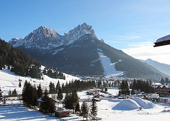 Residences in San Giovanni di Fassa - Pera. Panoramic sight from the house of the Sasso delle Undici (2,501 m s.l.m.)
and Sasso delle Dodici (2,446 m s.l.m.) with the track illuminated 