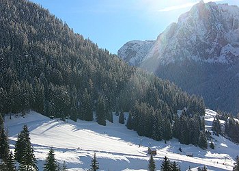 Residences in San Giovanni di Fassa - Pera. Sight from the house of the field school ski “Fraine” for adults and babyes with annexed great animation and entertainment for all the children.
For the lovers of the cross country skiing start from here a ring of 2 km; that is integrating part of the tracing of the mythical Marcialonga.