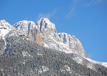 Apartamentowce - San Giovanni di Fassa - Pera. CZECH: Panoramaticky vyhled z rezidence na vrchol Sasso Lungo (3.181 m  n.m.)