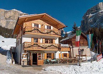 Appartamento a Canazei. Lo chalet Cèsa Crepes de Sela è situato in località Pian Frataces a 4 km da Canazei (5-8 minuti di macchina) in direzione del Passo Pordoi.La casa è situata in mezzo ai prati in posizione tranquilla e soleggiata vicino al bel laghetto alpino del Lupo Bianco, attorniata da altri caratteristici chalet e dal nostro piccolo ristorante tipico.