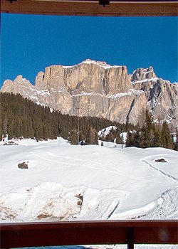 Appartamento a Canazei. Un ottimo punto di partenza per facili escursioni, gite o impegnative con gli sci d'alpinismo, le ciaspole oppure d'estare a piedi o arrampicate verso i gruppi del Sella/Pordoi e Sassolungo, entusiasmanti percorsi di mountain bike e downhill, nonché il parapendio, visto che ad accogliervi ci sarà il pluricampione del mondo di parapendio Jimmy Pacher.