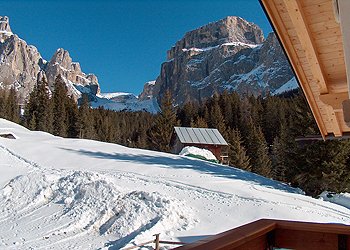 Appartamento a Canazei. Per la sua posizione, circondata da panorami mozzafiato, la Casa Crepes de Sela è stata spesso scelta come base dai più blasonati campioni del mondo dell’ arrampicata, della barca a vela, speedflying ed ovviamente del parapendio.