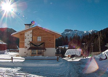 Appartamento a Canazei. La casa gode di un panorama eccezionale, le Torri del Sella ed il Sass Pordoi lì a poca distanza creano uno sfondo da cartolina ad ogni vostro sguardo.