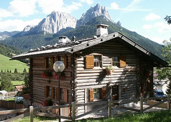 Appartamento a San Giovanni di Fassa - Pera. L'appartamento è al piano rialzato di uno splendido