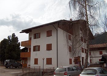 Appartamento a Pozza di Fassa. la casa si trova in una zona molto tranquilla e soleggiata..Dispone di parcheggio privato ,giardino con giochi per bambini
