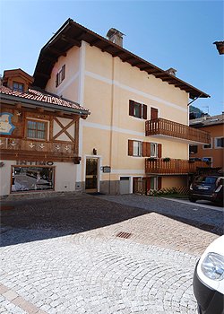 Appartamento a Moena. ABITAZIONE PRIVATA. APPARTAMENTO CON PARCHEGGIO PRIVATO DAVANTI A CASA. UNA CAMERA MATRIMONIALE CON ANGOLO DIVANO LETTO. CUCINA ABITABILE, BAGNO CON DOCCIA, RIPOSTIGLIO CON LAVATRICE. GARAGE PER MOTO O BICICLETTE.