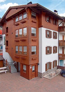 Appartamento a San Giovanni di Fassa - Pozza. CASA SOLEGGIATA IN POSIZIONE TRANQUILLA CON AMPIO PARCHEGGIO PRIVATO.
DISPONE DI DEPOSITO SCI E DEPOSITO BICICLETTE. 
VICINISSIMA AL CAMPO SCUOLA 