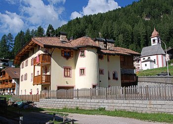 Apartment in Moena. Nice location, very scenic, in a quiet area. Comfortable apartment, new and well furnished. From the center of Moena is about 800 m, but it is close to the bus stop (50 m) and to the snow park 