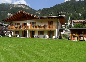 Appartamento a Canazei. ------APPARTAMENTI CLEVA IN ESTATE-------- EDIFICIO a 200 m dal CENTRO, a circa 400 di distanza dagli impianti BELVEDERE COL RODELLA PORDOI. APPARTAMENTI A GESTIONE FAMILIARE - APERTO TUTTO L'ANNO----- 3 APPARTAMENTI TUTTI CON ENTRATA INDIPENDENTE, DEPOSITO BICI, PARCHEGGIO PRIVATO, LAVATRICE IN COMUNE. PIU' DI 8OO mq di GIARDINO!! ---------- SI RICORDA AI NOSTRI GENTILI OSPITI CHE è VIETATO FUMARE NEGLI APPARTAMENTI! NON SI ACCETTANO CANI. WIFI FREE