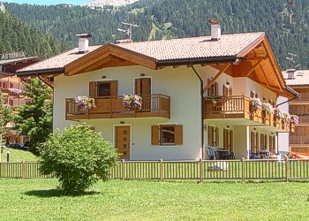 Appartamento a Canazei. PROSPETTO SUD-OVEST.---
A PIANO TERRRA INGRESSO APPARTAMENTO C