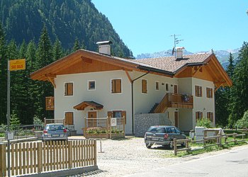 Appartamento a Canazei. PROSPETTO NOR-EST.----
PARCHEGGIO .---- FERMATA SKIBUS A POCHI METRI DELLA CASA.----
AL PIANO TERRA ENTRATA APPARTAMENTO A.