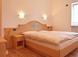 Appartamento a San Giovanni di Fassa - Vigo . Le camere sono a due letti e arredate in stile ladino.La famiglia Trottner mette a disposizione,su richiesta,la biancheria da letto e da bagno e i lettini per i piccoli ospiti.
